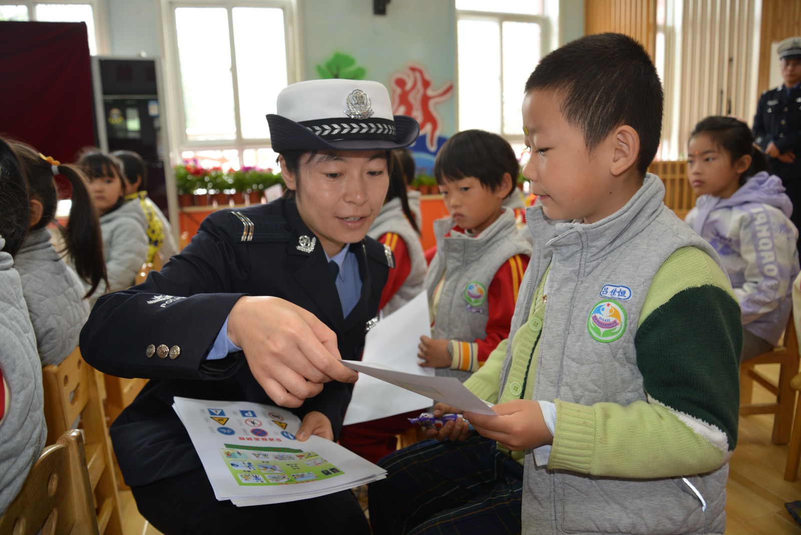 （wAQEY）图片新闻：交警走进幼儿园 (22224638)-20230504152159