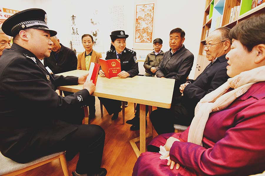 （QEY图片新闻）《民法典》宣传进社区(22361301)-20230511103744