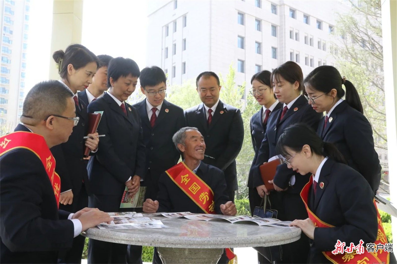 4月26日，省检察院检察干警和八步沙林场代表郭万刚及检察英模面对面交流。.jpg