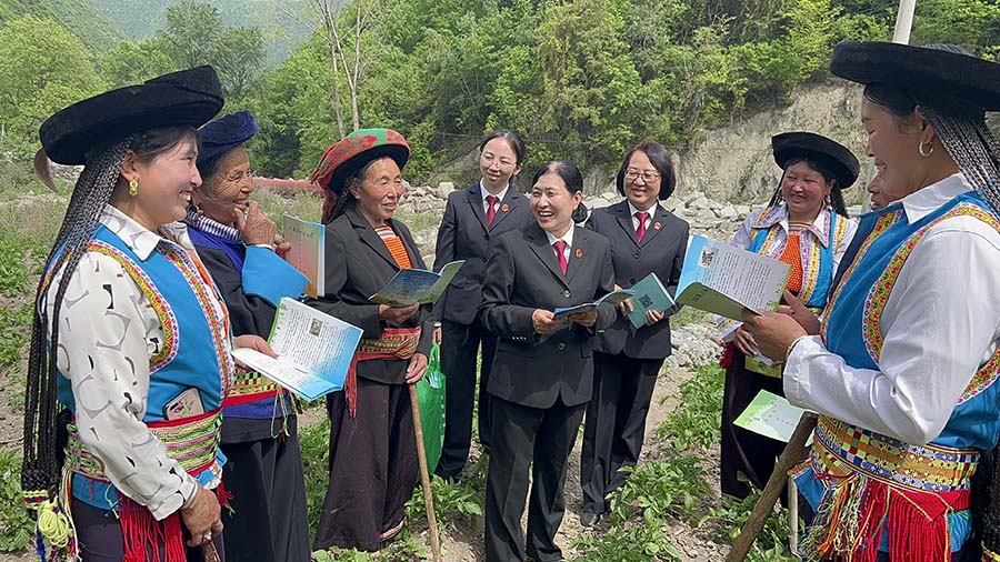 （QYE，配图）“双语普法”接地气  宣(22546923)-20230517145728