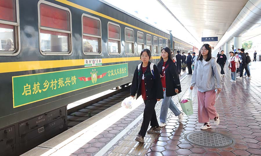 （QEY配图）小慢车温暖高考路(23066118)-20230607145415