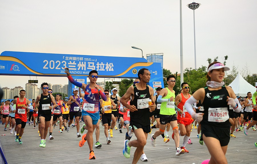 （QEY组图7）2023兰州马拉松赛鸣枪(23161243)-20230612133918