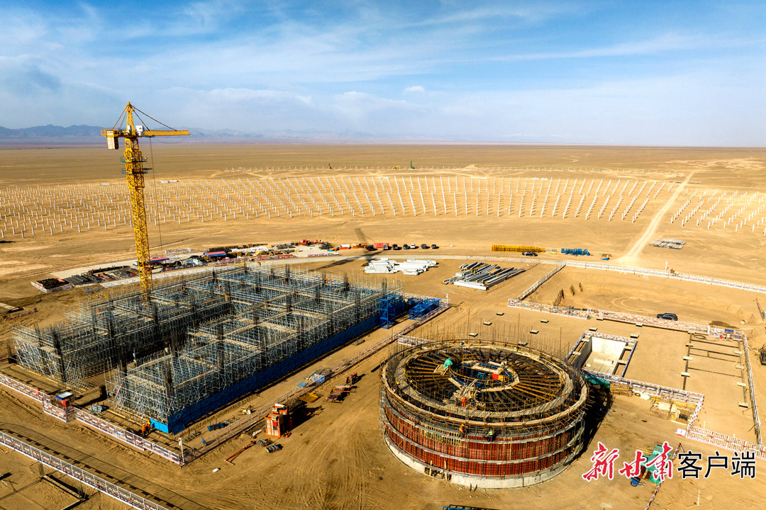 正在建设的阿克塞县汇东新能源75万千瓦光热+项目建设现场_副本.jpg