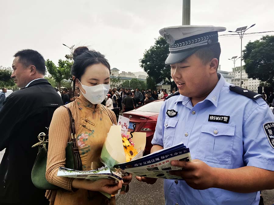 (QEY)陇西交警考场外开展交通安全宣传(23318334)-20230619180546