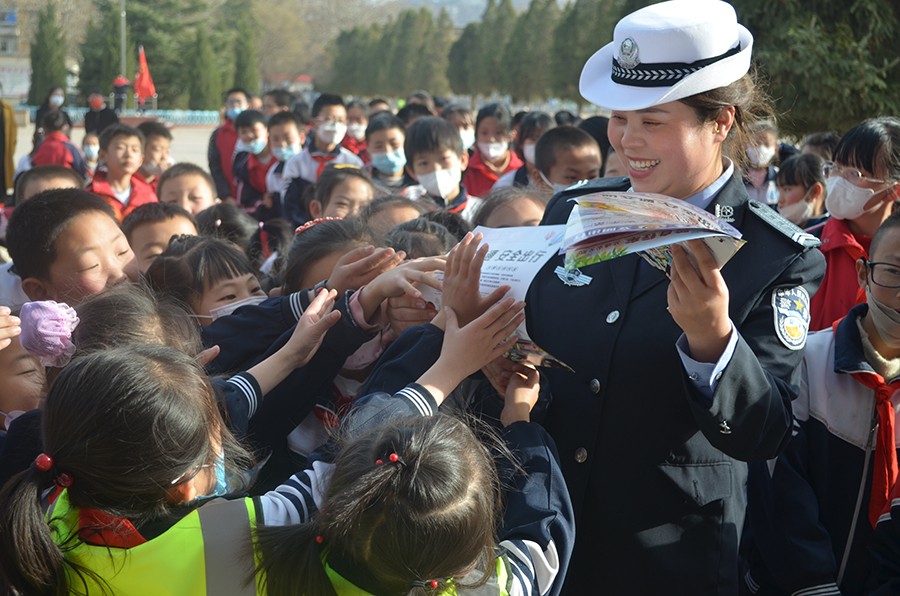 (AQEY)图片新闻：交通安全宣传进学校(23401524)-20230621081244