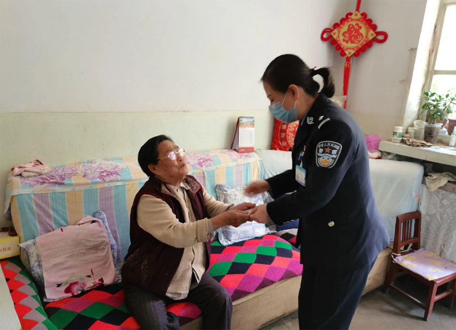_（QYE 配图）九旬老人前来办证  户(23590505)-20230702142213