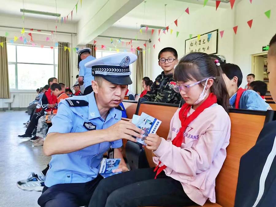 （q配图EY）兰州交警走进校园开展护航师(23728349)-20230707173247