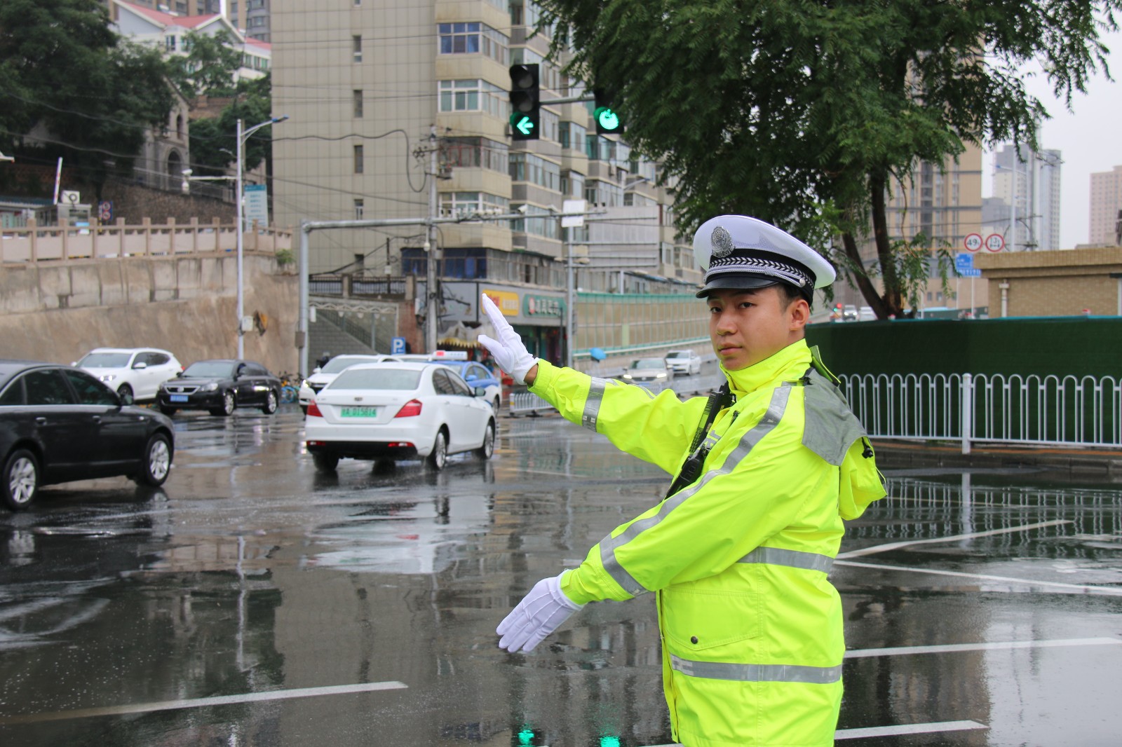 （AQEY，图片新闻）雨中交警(23907661)-20230714085004