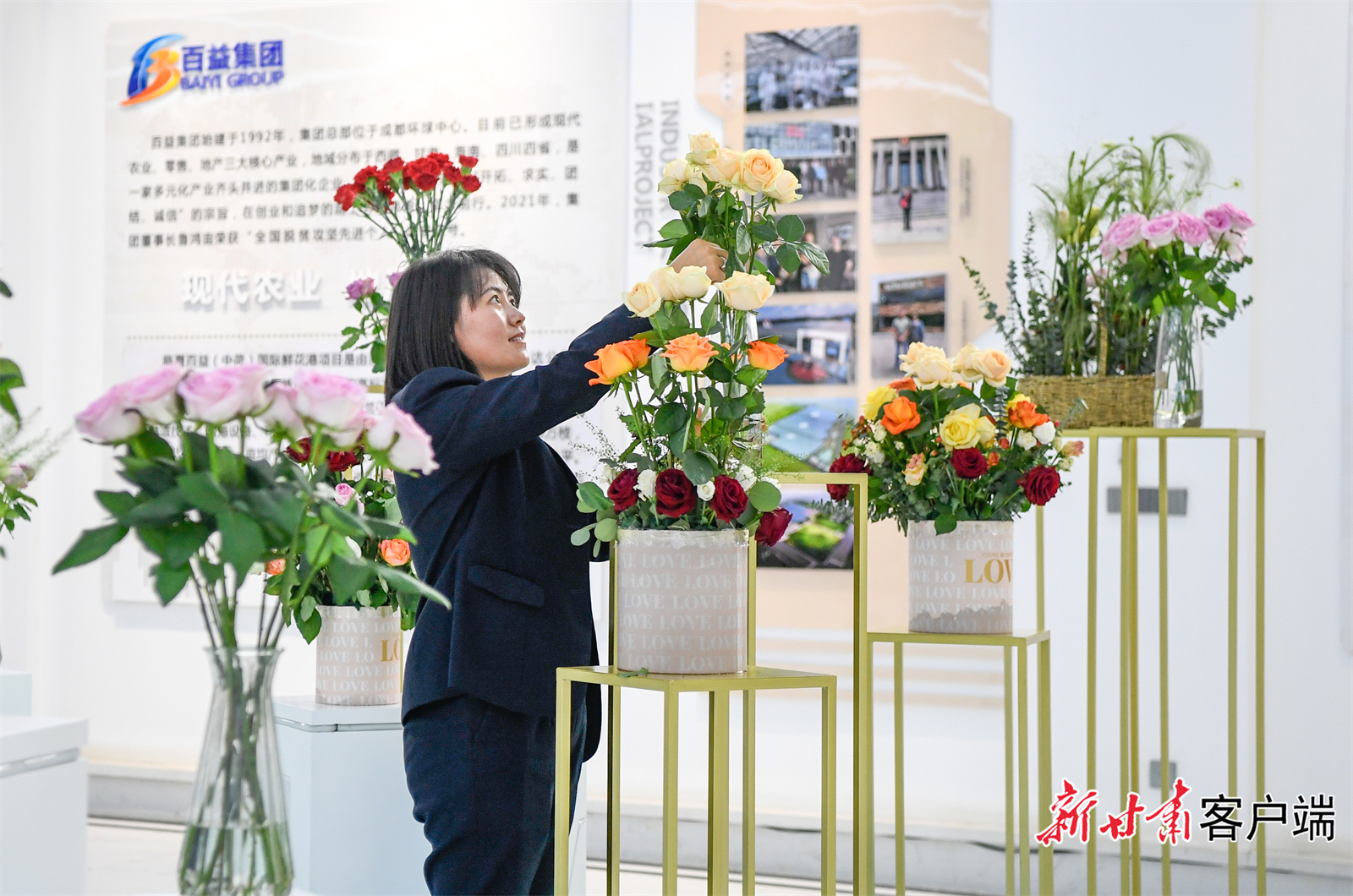百益亿农国际鲜花港花卉生产种植、分级包装、物流销售等整个产业链带动了当地数百名产业工人实现就业增收，鲜花产业也将真正成为给乡村振兴锦上添花的支柱产业。.jpg