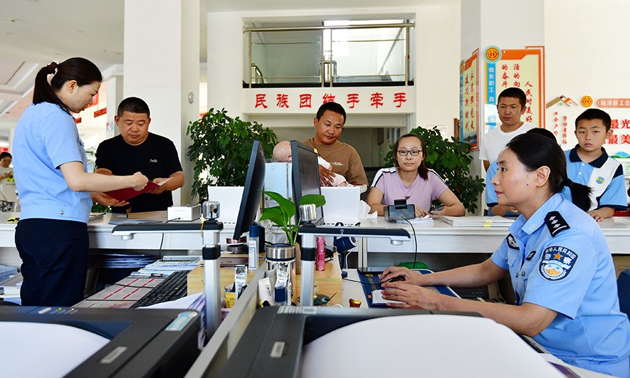 （QEY，图片新闻）积极应对办证高峰(24213437)-20230725231837