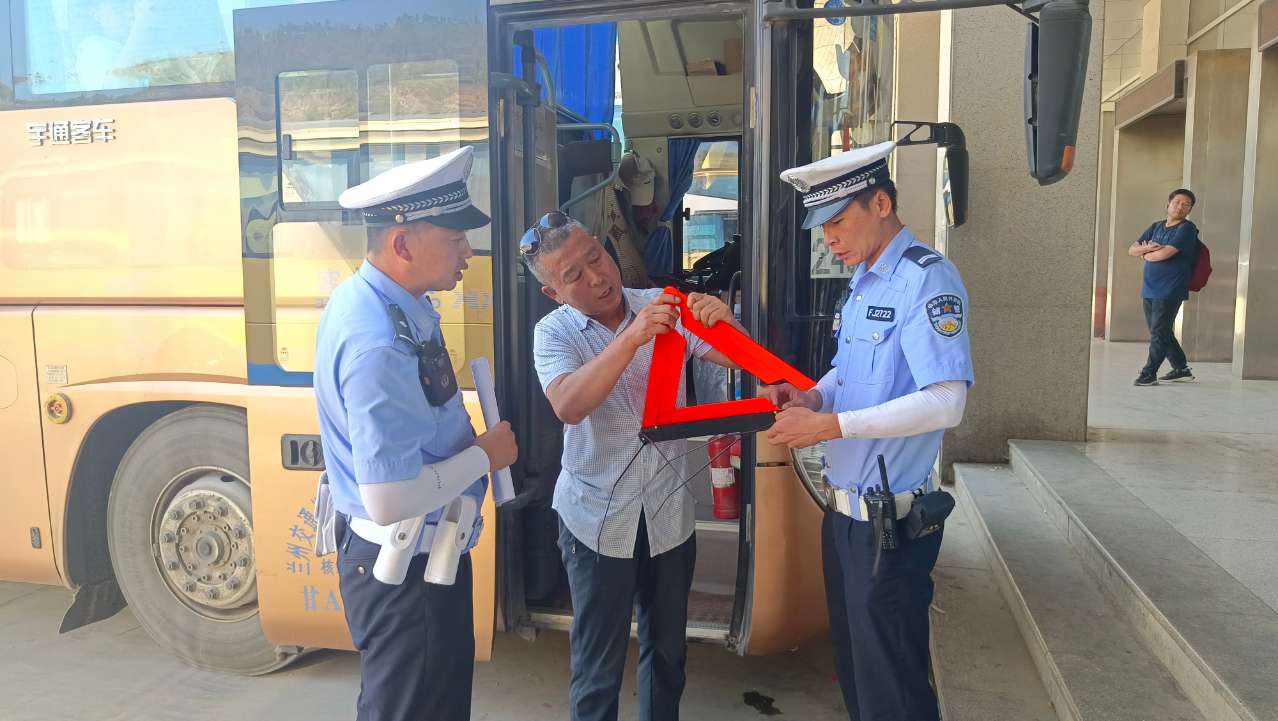 （WAQeY图片新闻）旅游旺季交警严把安(24401863)-20230802121913