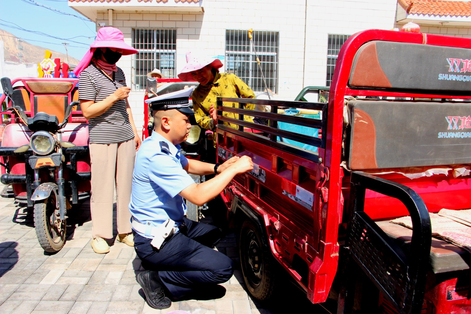 （AQEY图片新闻）民警帮助农用车粘贴反(24436924)-20230804112908