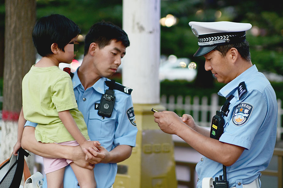（AqEY图片新闻）3岁萌娃走失 交警暖(25018492)-20230824153821