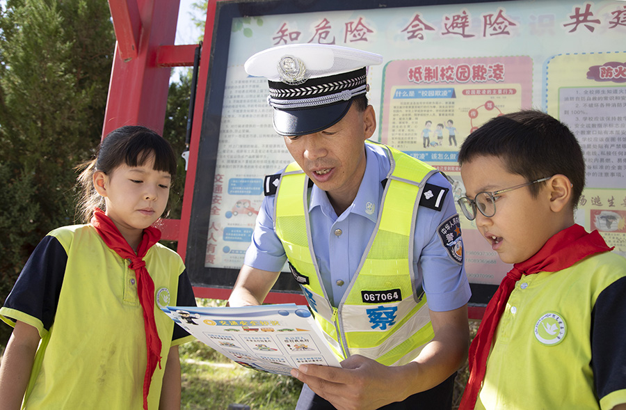 (qEＹ图片新闻)开学第一讲交通安全进校(25173312)-20230829144020