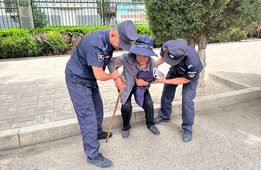 （WAQEY，图片新闻）高龄老人街头迷路(25550190)-20230913105133