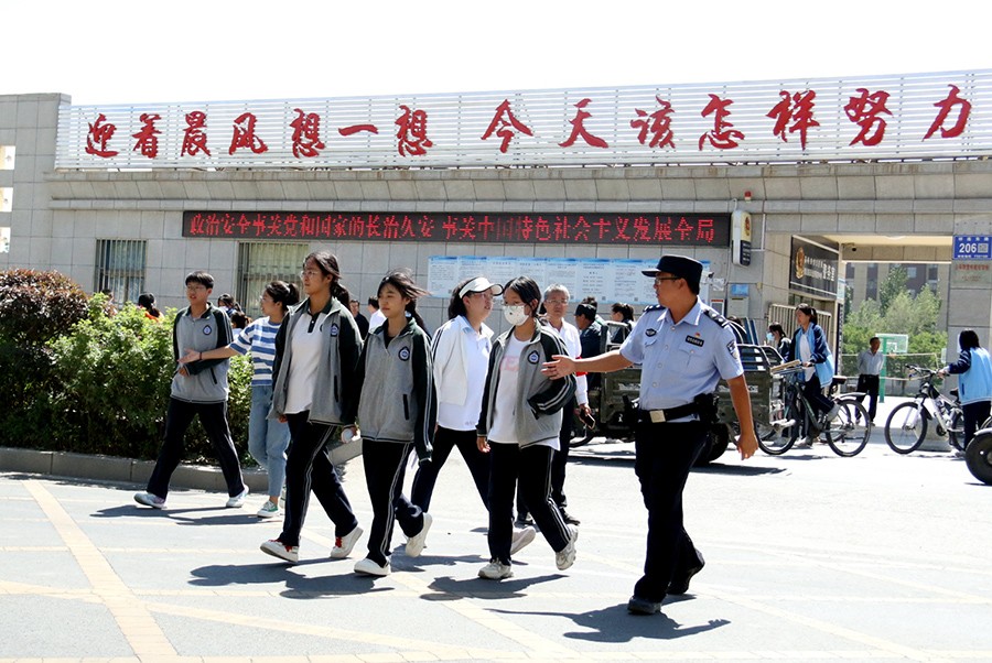 （WAQEY，图片新闻）全面开启“护学”(25551652)-20230913110846