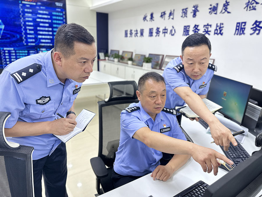 （AQEY 配图3）铮铮铁骨书写“警”色(25625787)-20230914120002