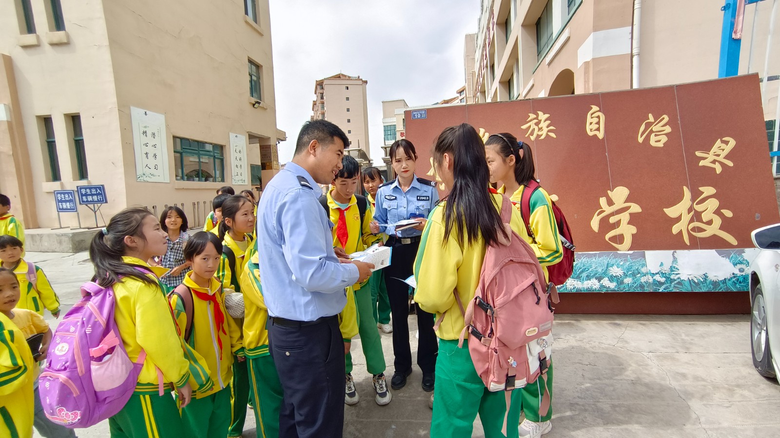 （QYE图片新闻）筑牢学校交通安全防线(25678573)-20230917150910