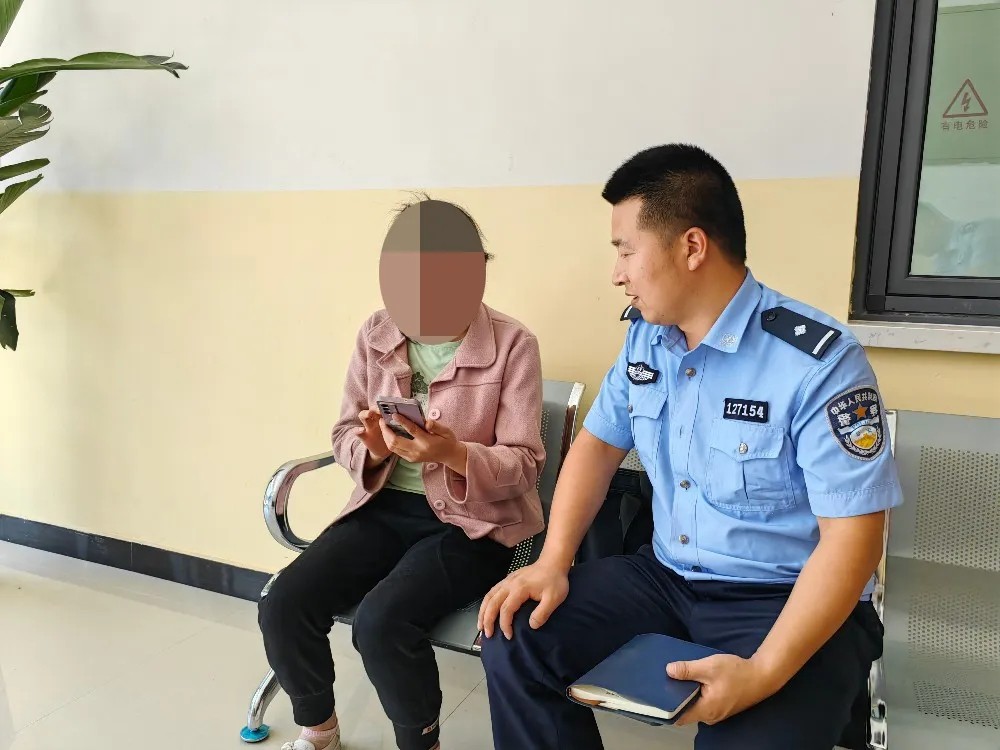 （AQEY配图）骗子冒充警察诈骗 民警及(25663806)-20230919150408