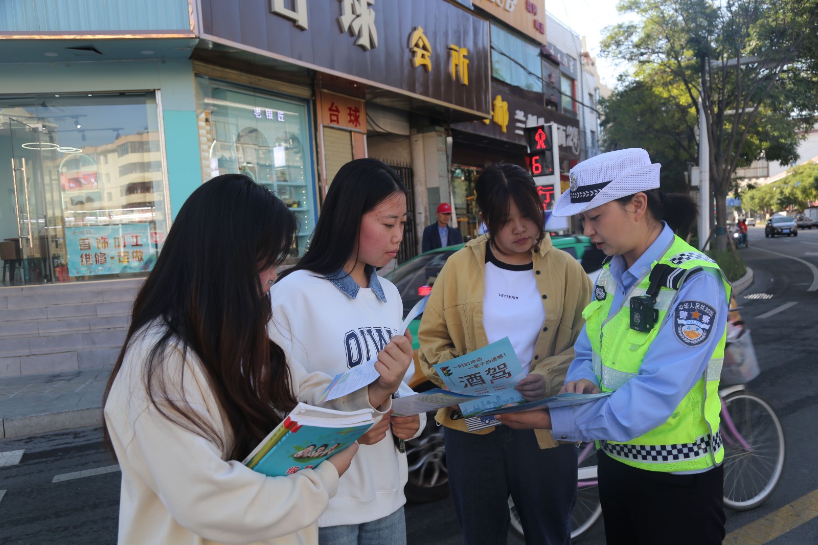 （AQEY 图片新闻）“一盔一带”记 心(25753706)-20230919164643