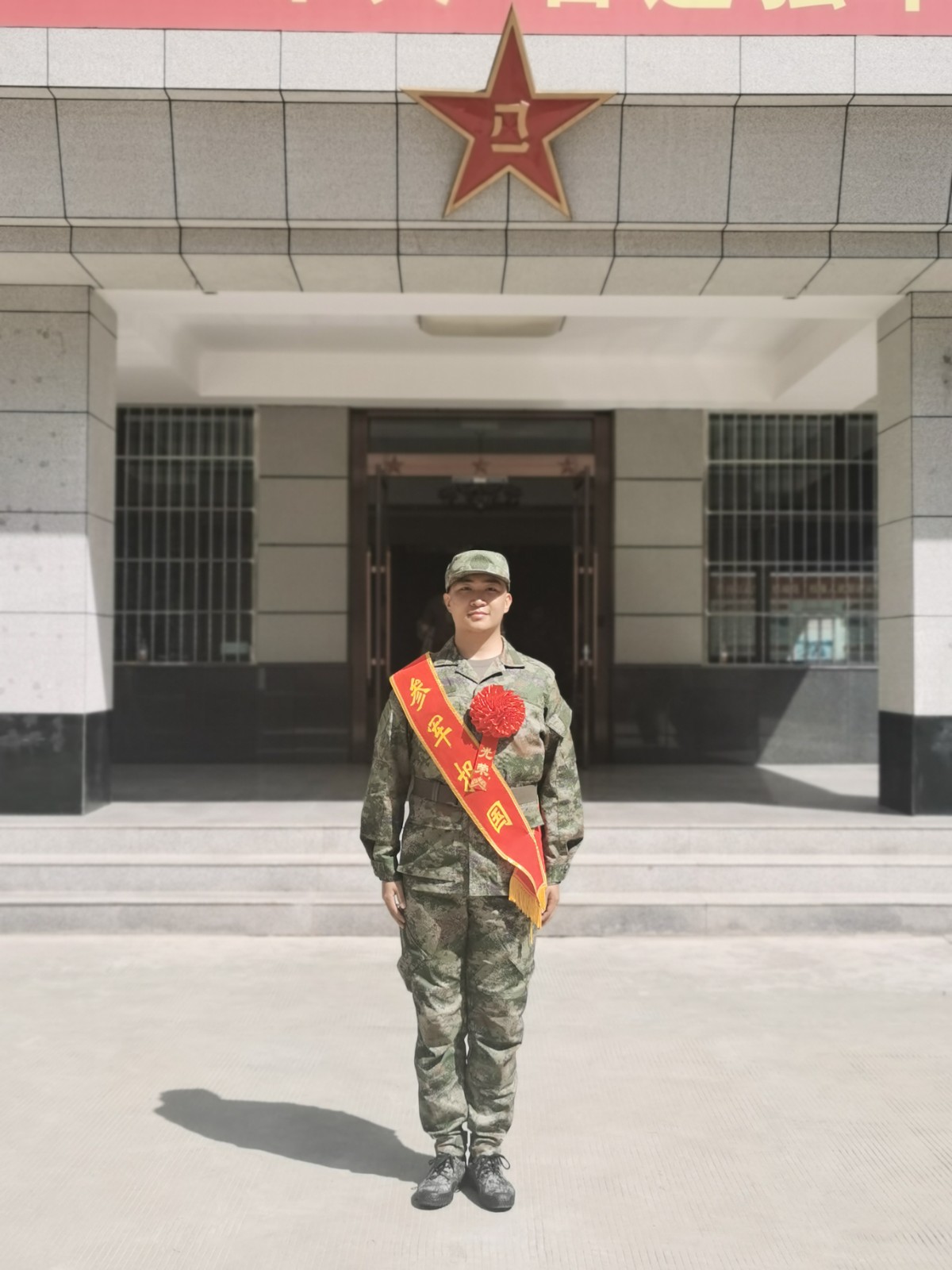 入伍新兵站台救人，燕鹏冰好样的