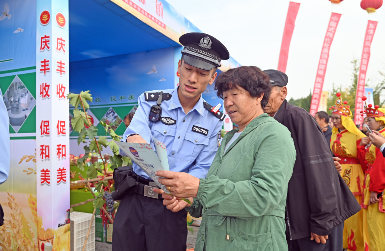金秋“警”色美  普法助丰收