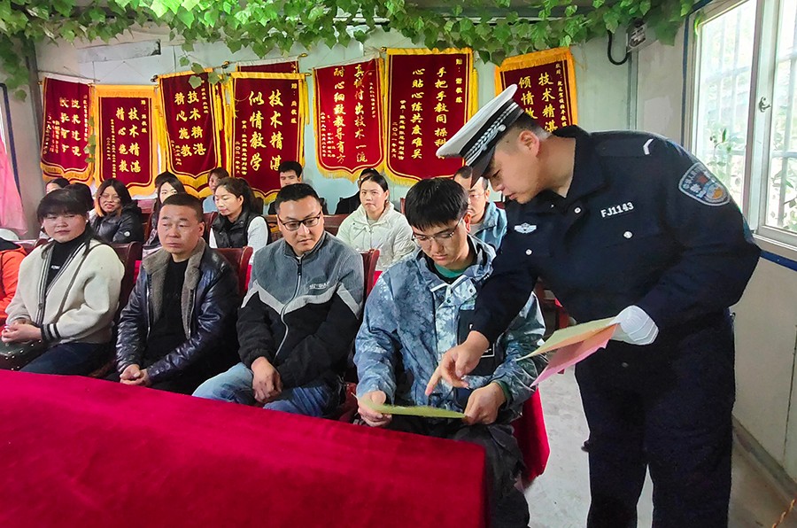 （新闻图片）甘谷交警深入驾校开展道路交通(26330619)-20231013163314