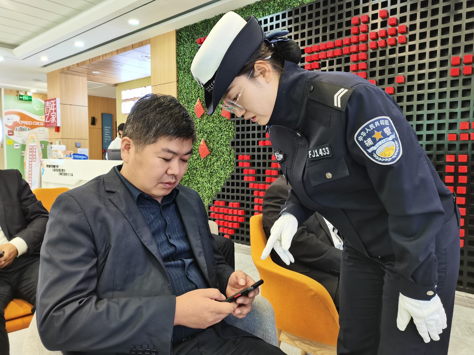 （QYE，图片新闻）对网约车开展一盔一带(26511351)-20231018104951