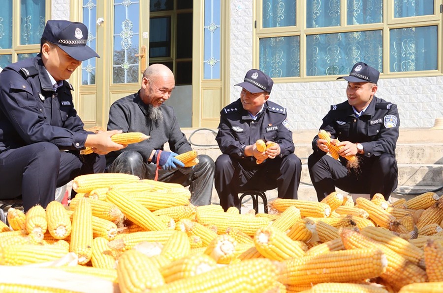 （qEY配图）东乡公安：精耕“田间警务”(26803629)-20231027105239