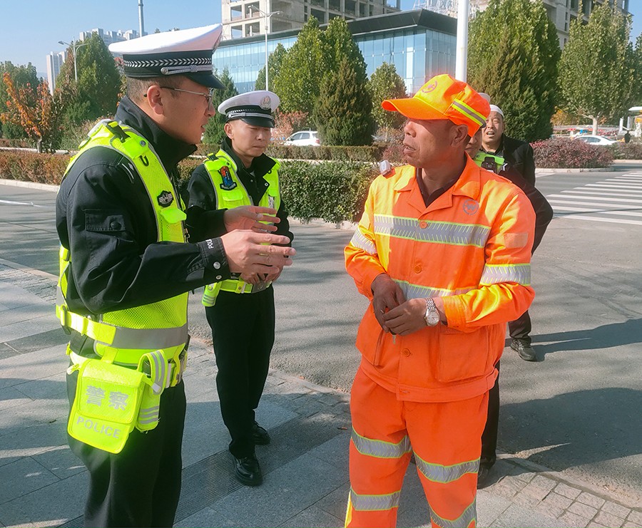 （AQEY，图片新闻）龚家湾交警给环卫工(26893606)-20231101170324