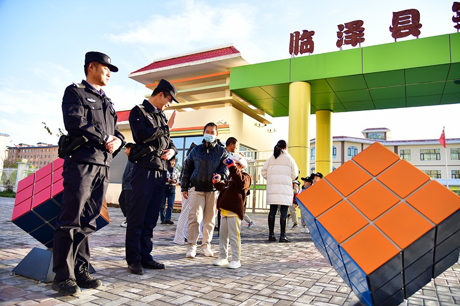（WAQEY 图片新闻）站好“护学岗” (27118673)-20231108161800