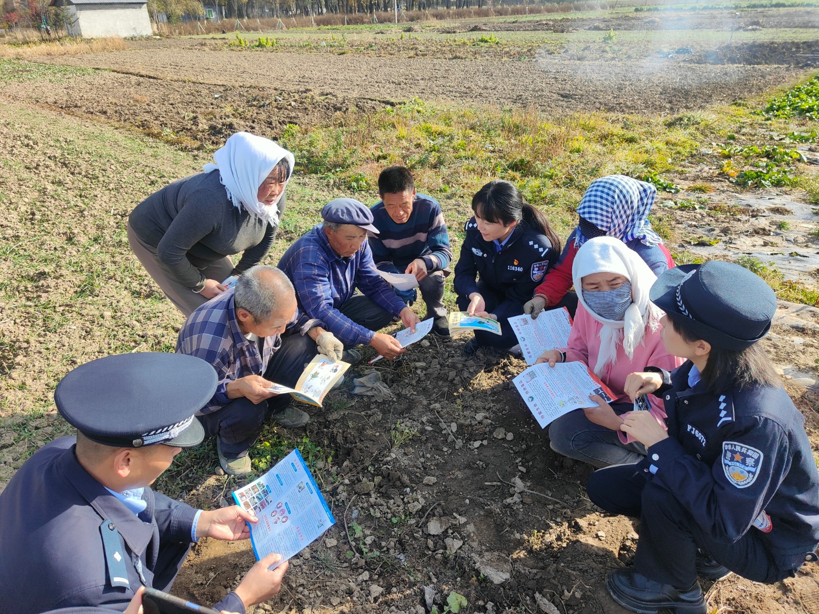 （WAQYE）图片新闻：禁毒宣传进田间(27244186)-20231114091710