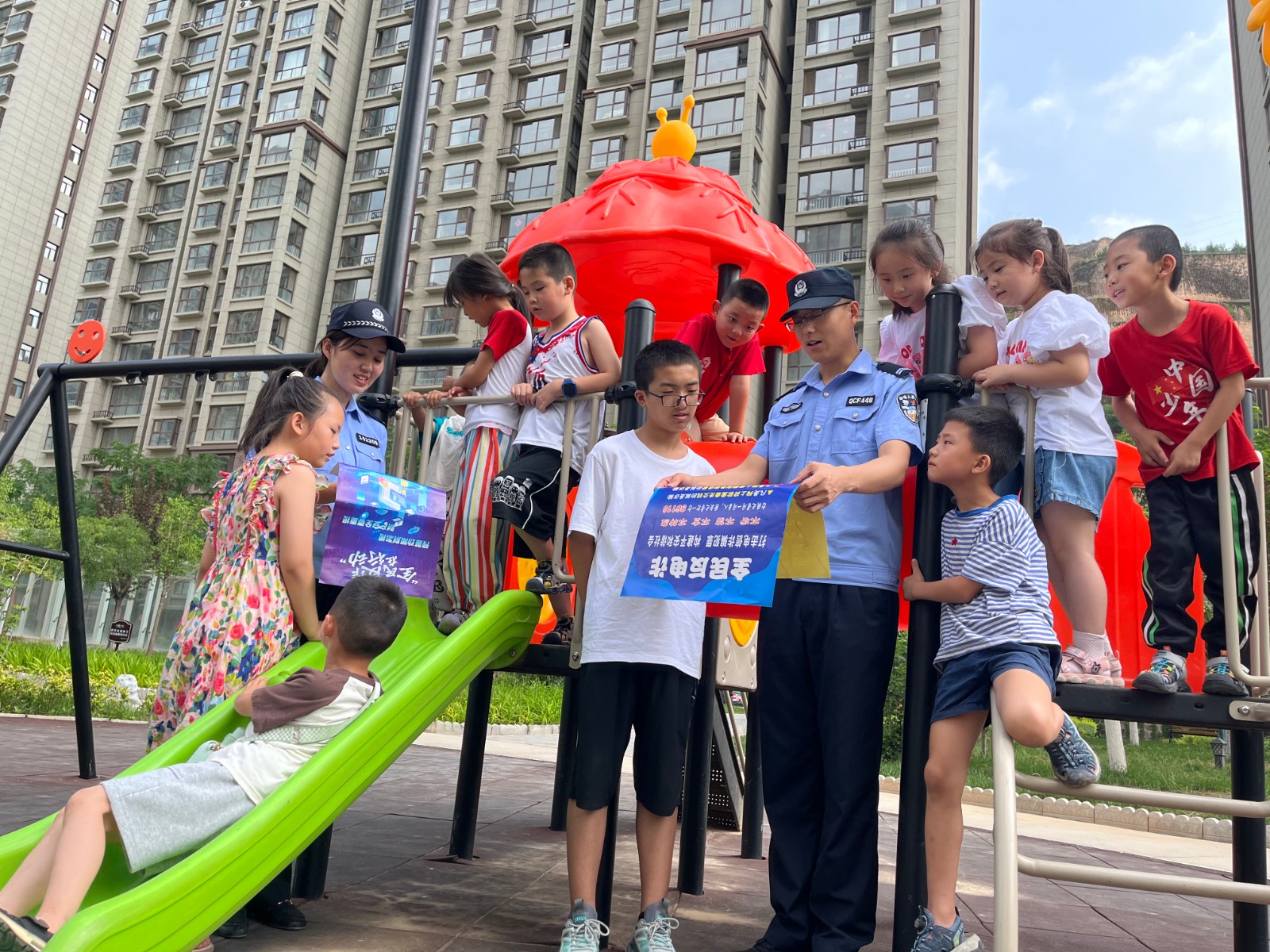 （AQYE  配图）播洒法治阳光 撑起法(27311883)-20231115153824