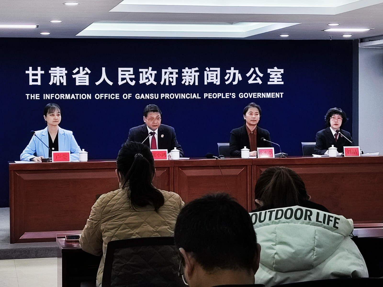 （QEY，配图）半年来，全省法院共救助困(27394292)-20231117083215