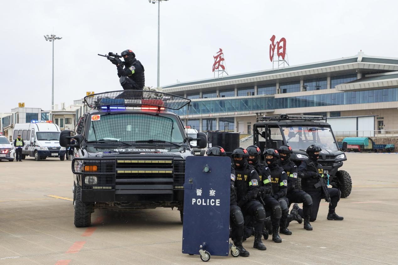 （QEY图片新闻）庆阳机场举行航空器非法(27551532)-20231124094620