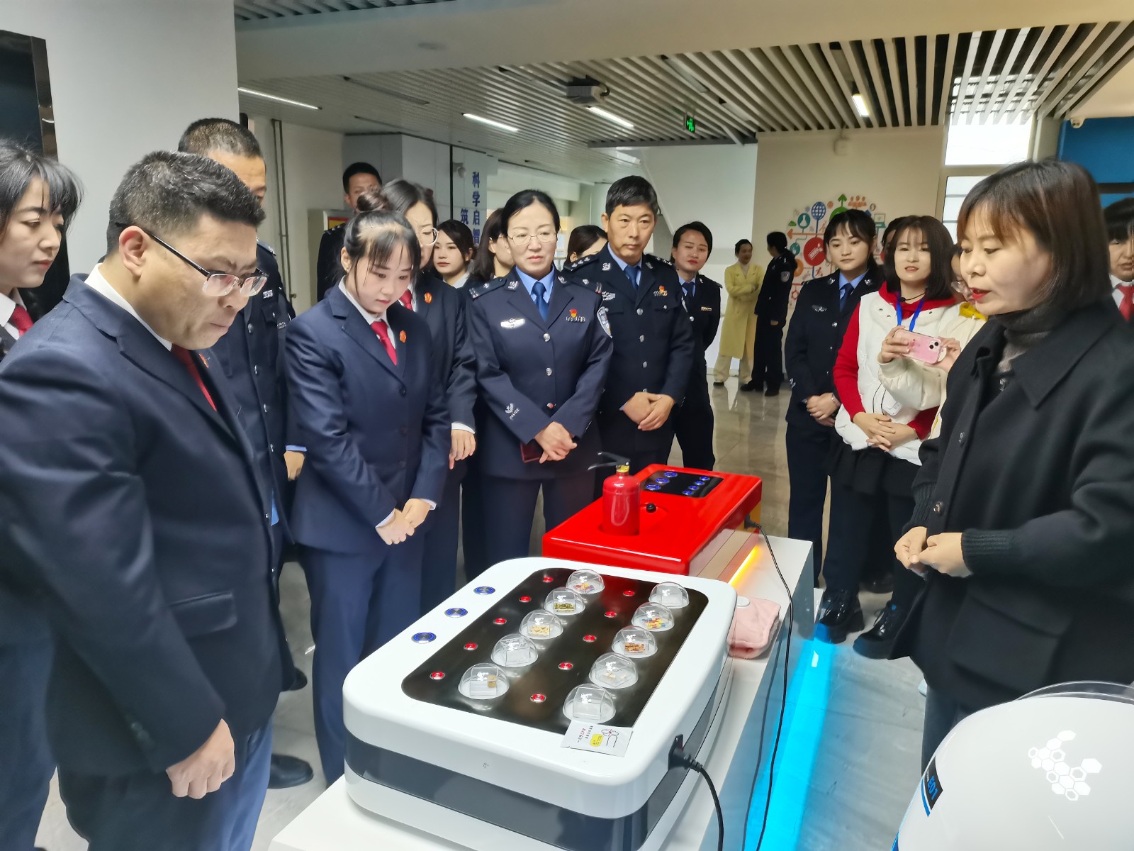 永靖县禁毒办组织公职人员参观禁毒教育基地