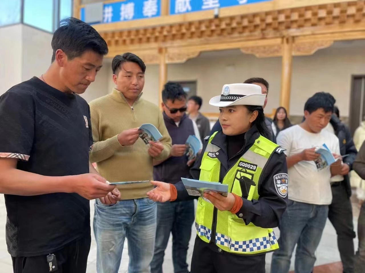 （wAQEY 图片新闻）合作交警向务工人(27688175)-20231130214548