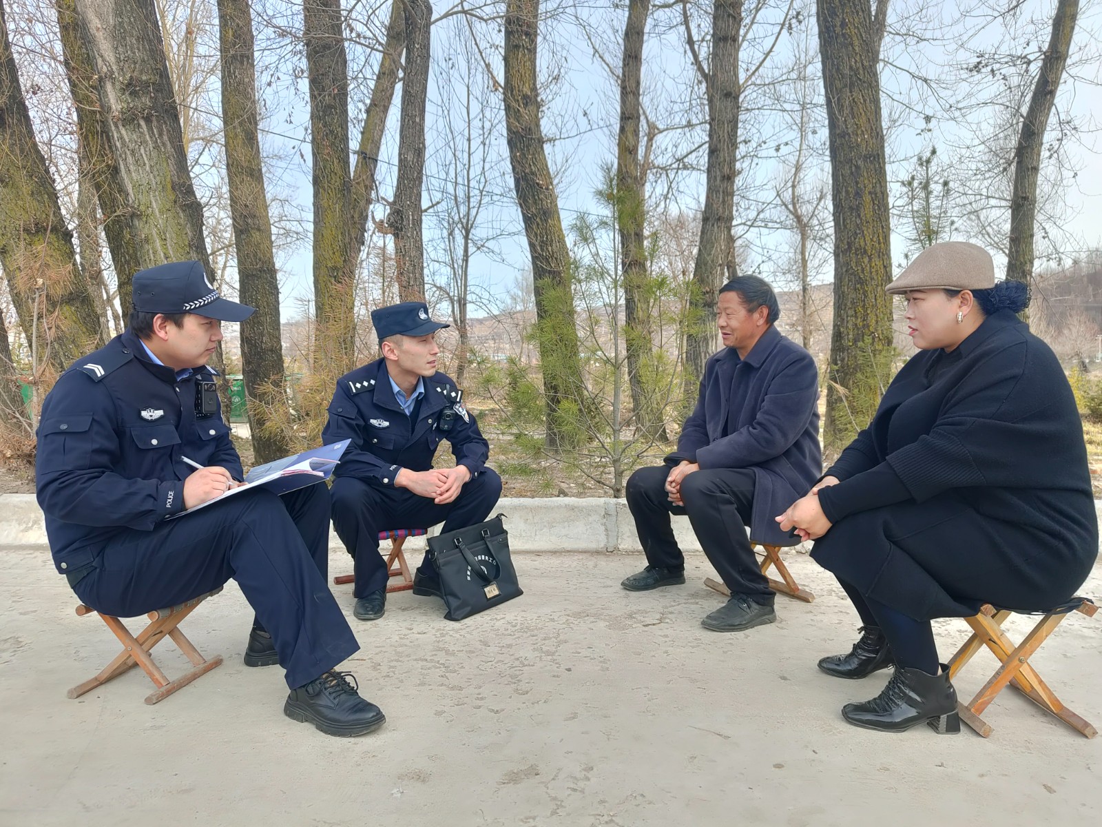 （wAQEY，新闻图片）民警走进田间地头(27696971)-20231130220122