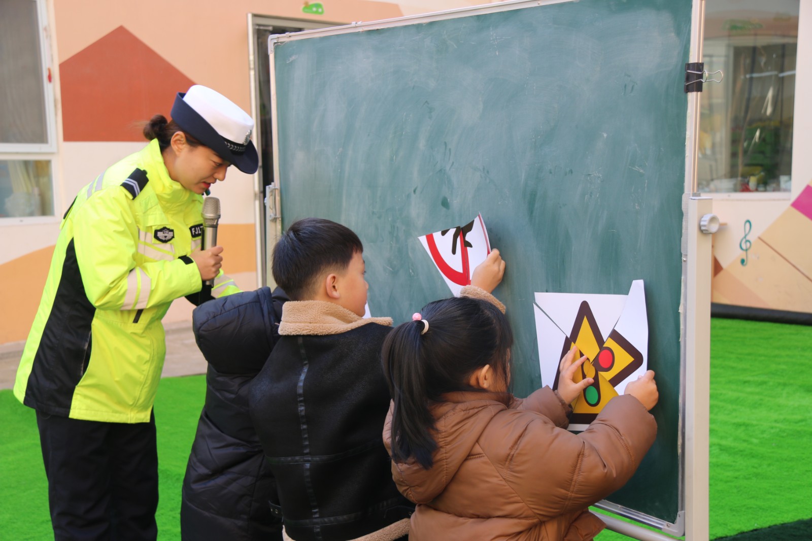 （wAQEY，图片新闻）交通安全宣传走进(27700066)-20231130220346