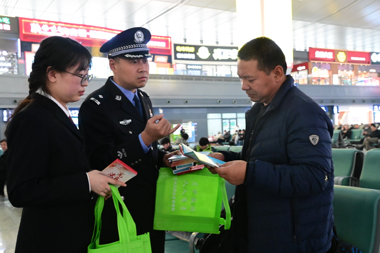 （AQEY，图片新闻）兰铁公安开展宪法日(27808371)-20231205220354