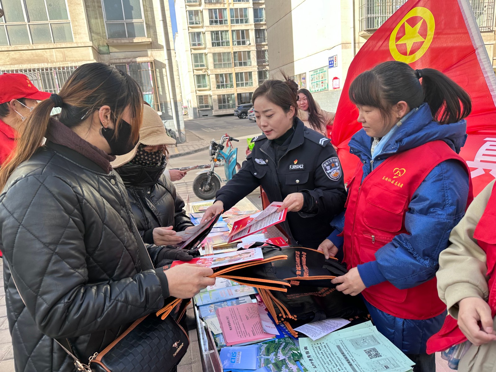 （图片新闻）嘉峪关市禁毒办禁毒宣传进社区(28253316)-20231220171503