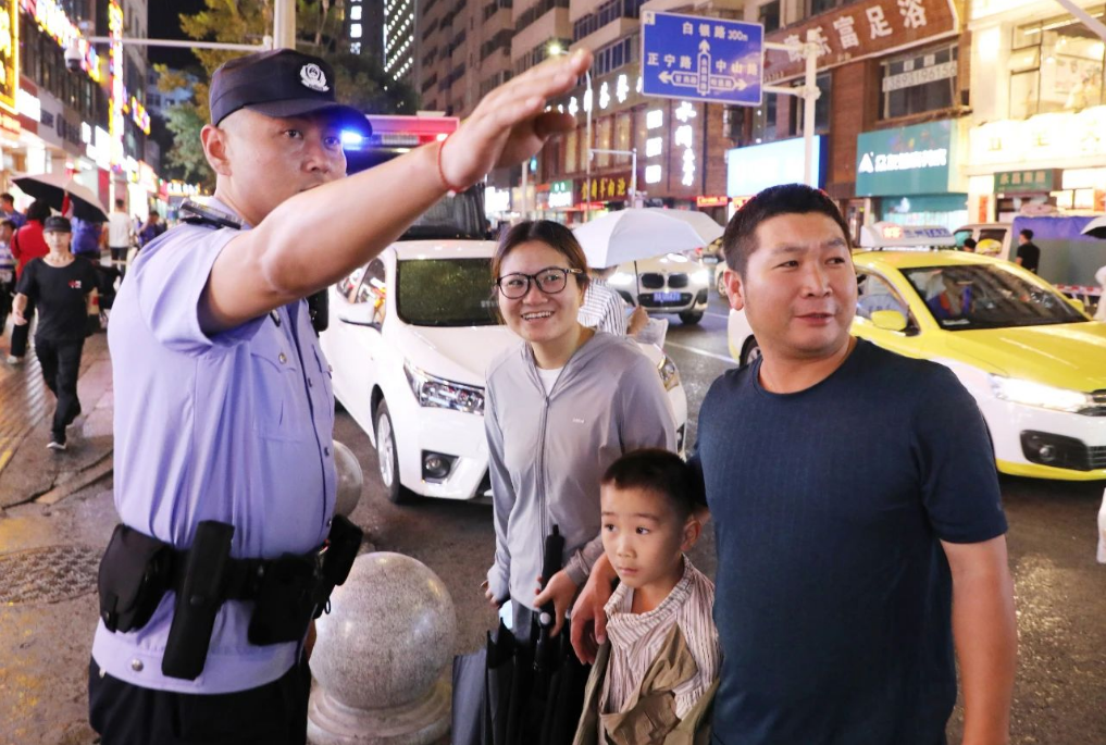 8图巡逻民警为外地来兰游客指路。兰州市公(28569798)-20231229154245