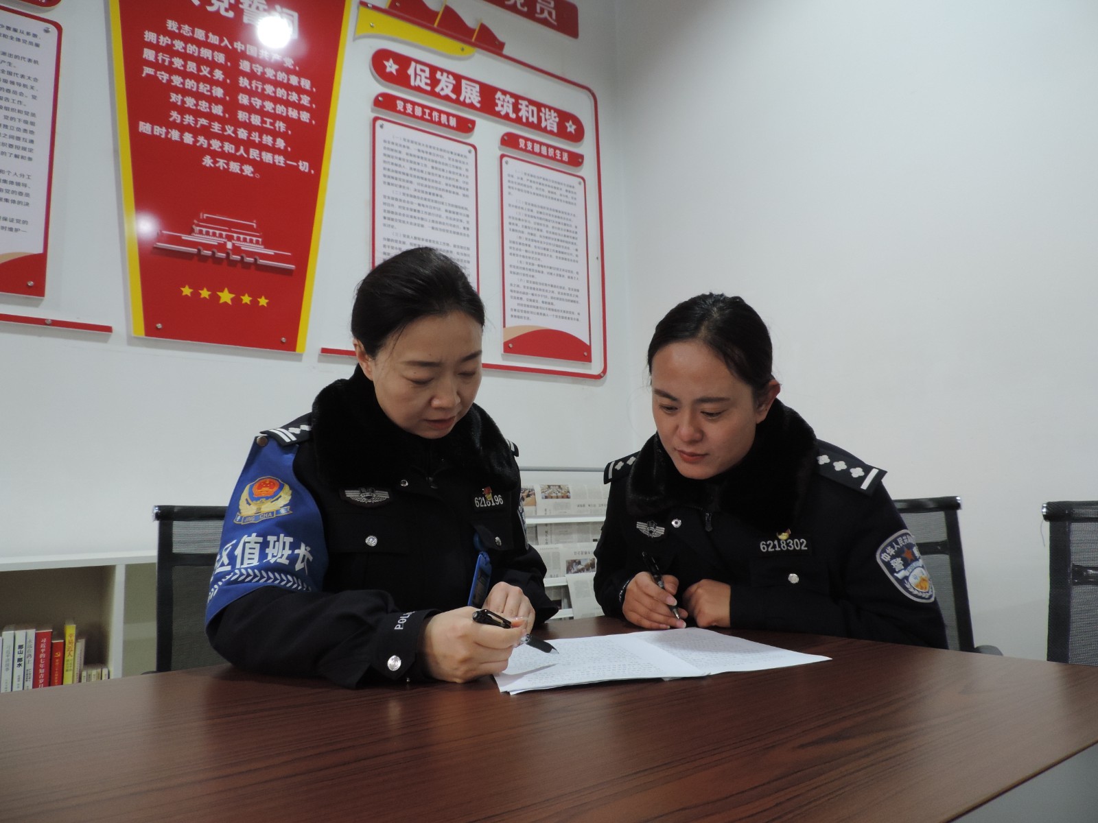 5图 张娟（左）指导民警完善教育改造工作(28569492)-20231229161208