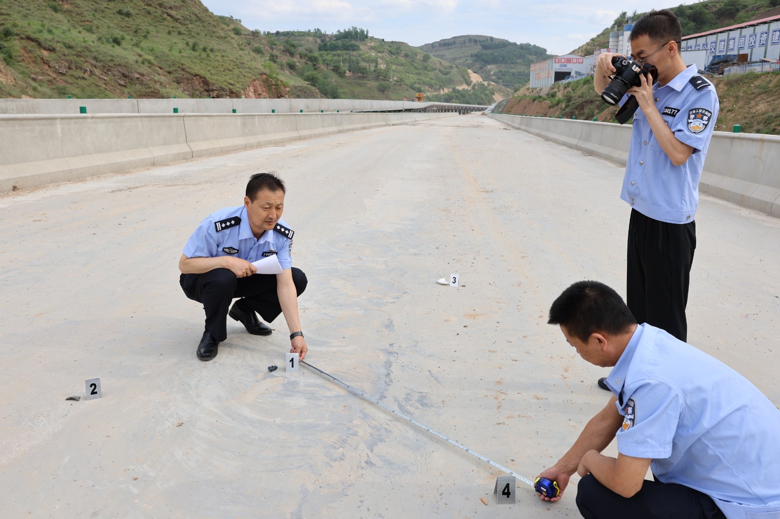 9图 张武赟和民警在案发现场勘查。(28569502)-20231229162016