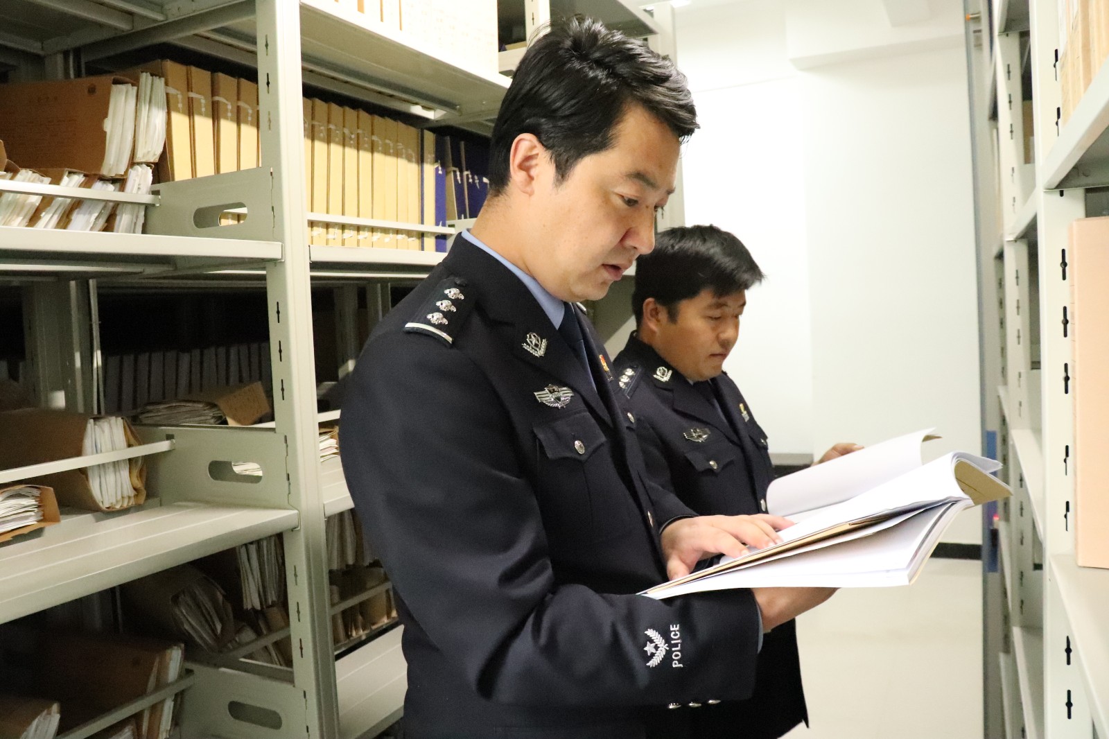 10图 刘小红在档案室查阅案卷资料。(28569509)-20231229162420
