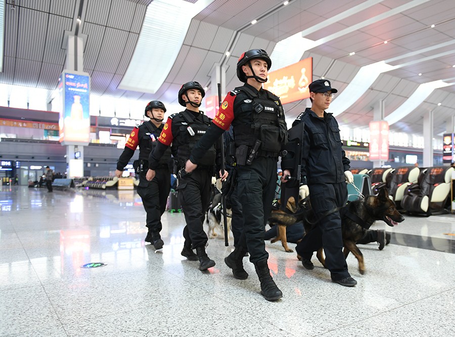（QEY配图）真情守护温暖回家路(29392930)-20240129103716