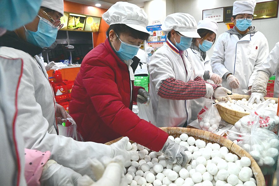 （QEY，图片新闻）兰州手工元宵受青睐(29868848)-20240223100222