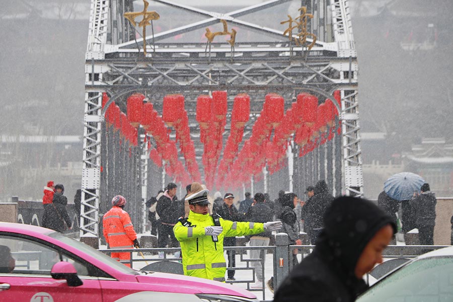 （WAQEY，图片新闻）兰州城关交警雪天(29876649)-20240225093637