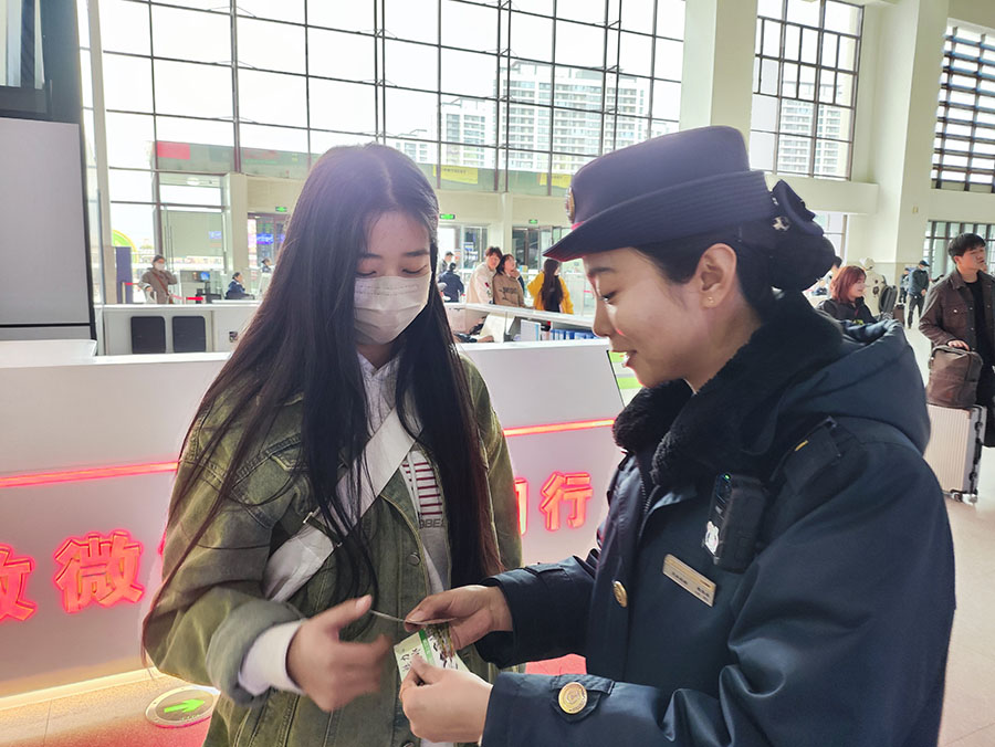 （AqEY，配图）兰州铁路局优质服务助力(30632563)-20240318161602