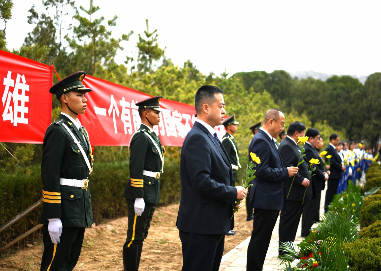 AqE(Y 配图3)兰州市烈士陵园举行散(31075045)-20240403144418